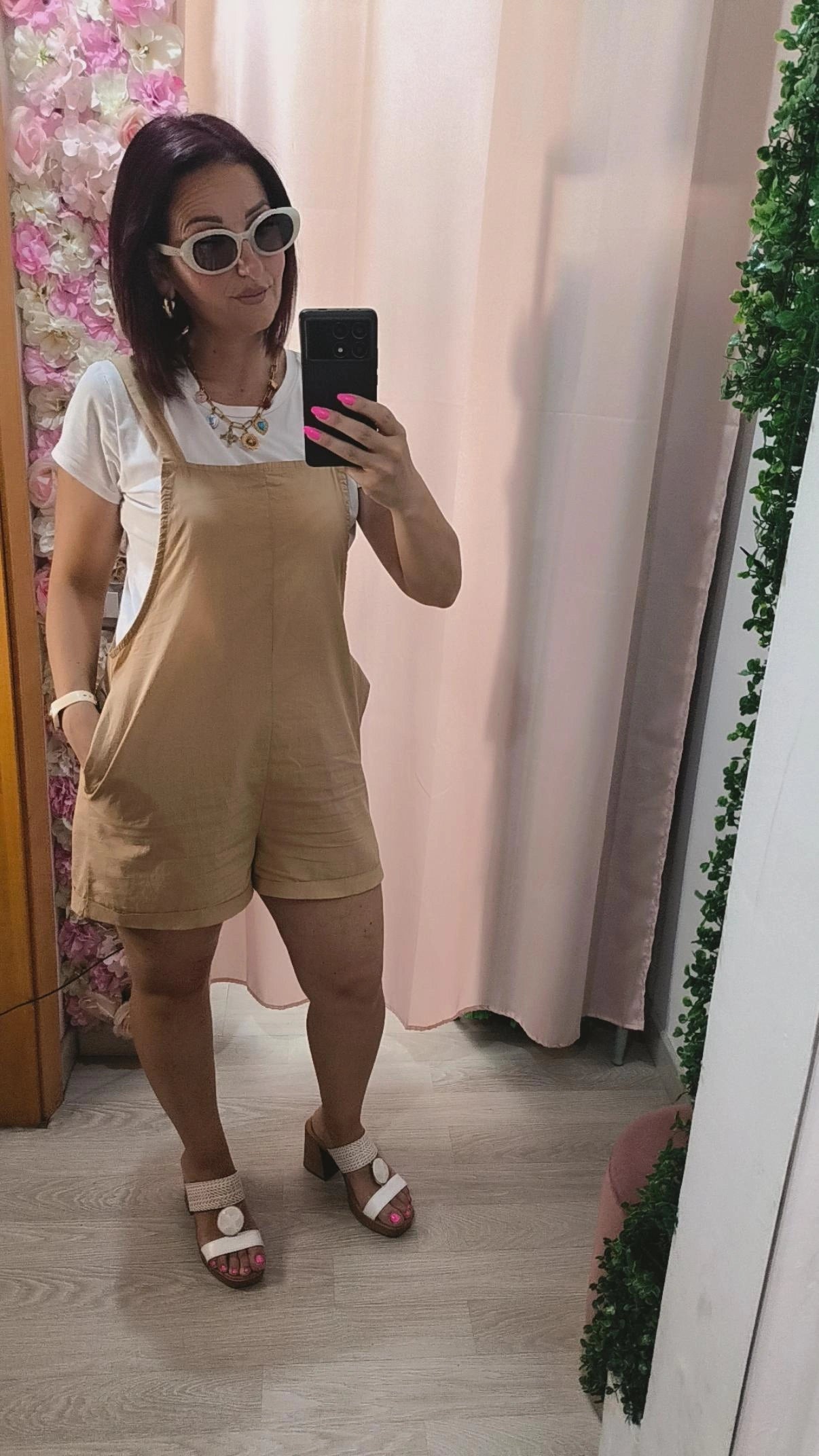 Salopette con T-shirt Bianca – Cammello & Cioccolato