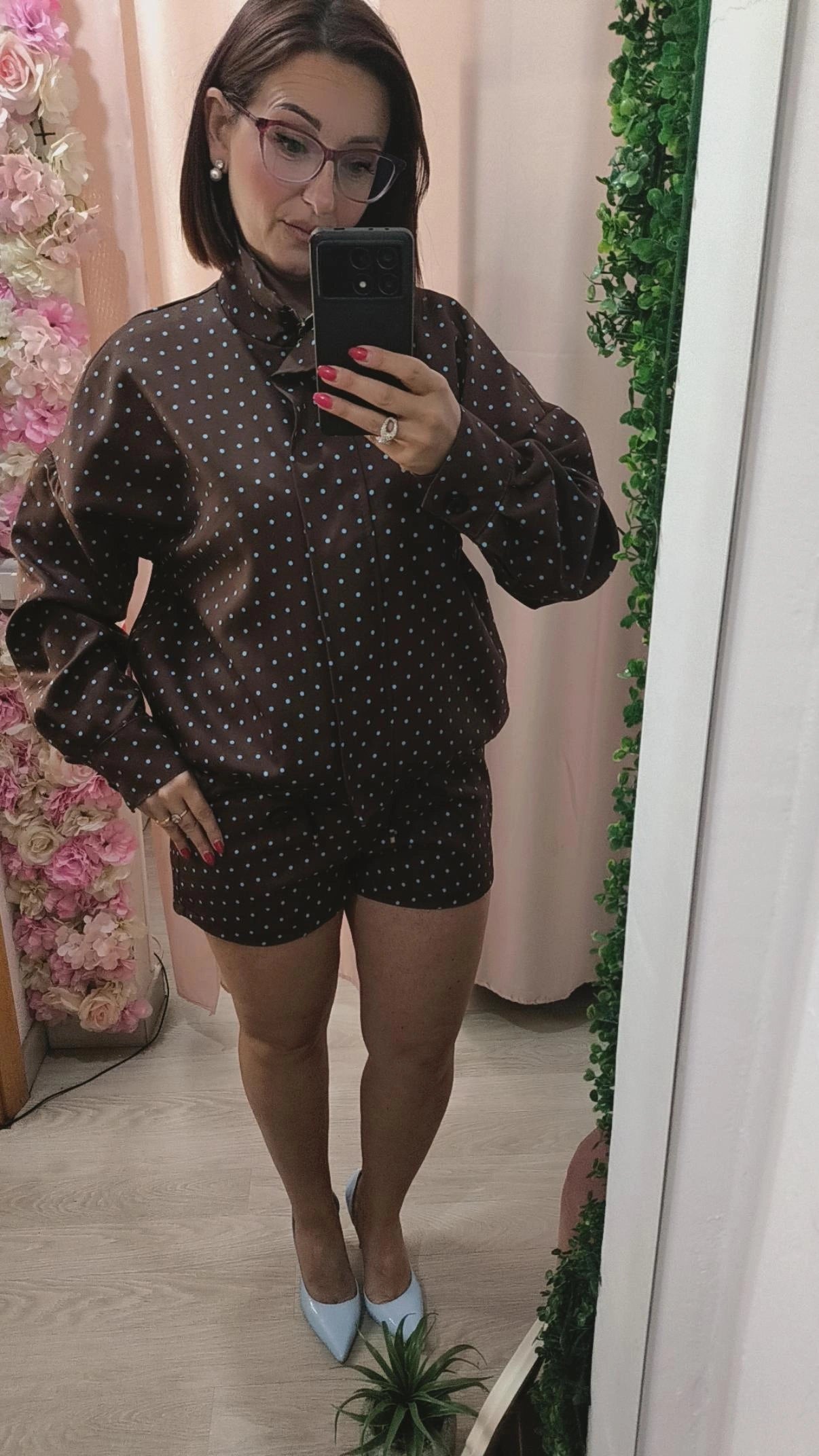 Coordinato Marrone Pois Azzurri – Il look più virale del momento 🤎🩵