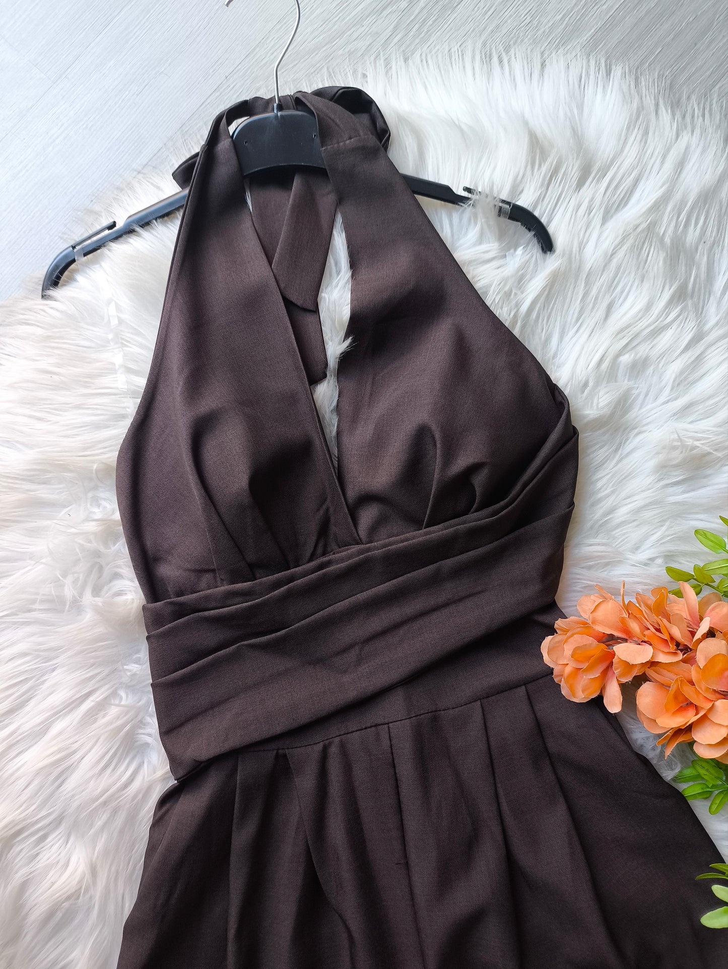 Tuta Lunga Marrone con Scollo Halter e Vita Fasciata