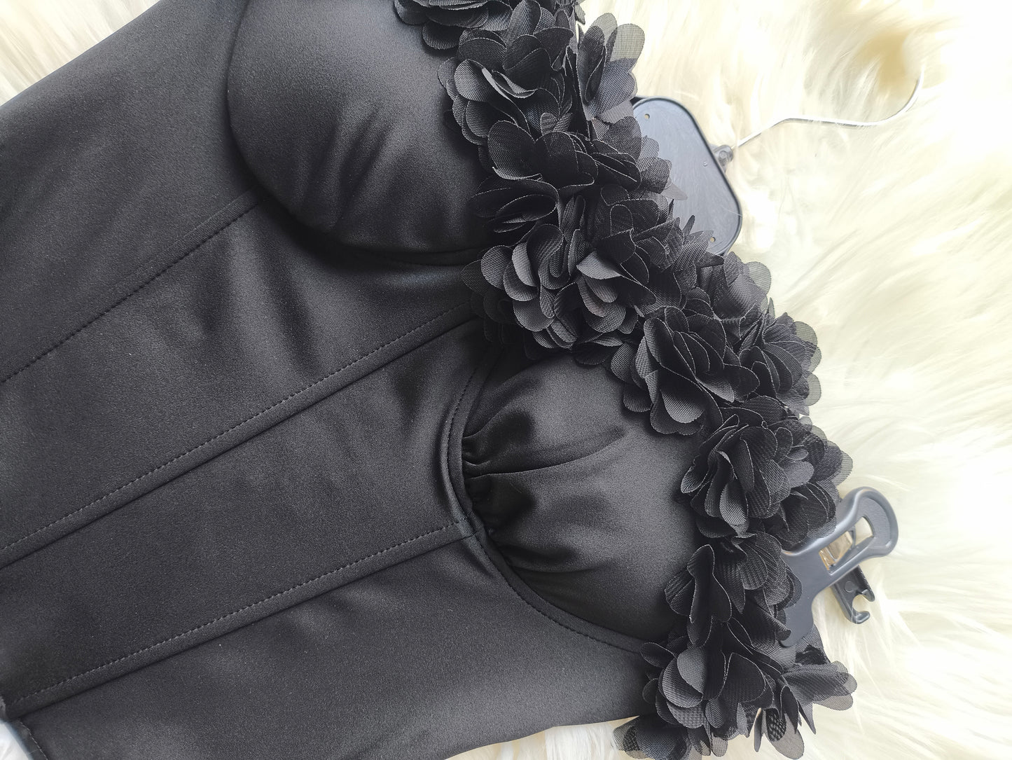 Corsetto nero con fiori in rilievo