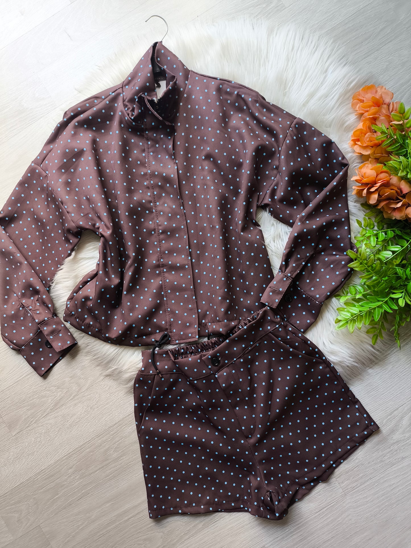 Coordinato Marrone Pois Azzurri – Il look più virale del momento 🤎🩵