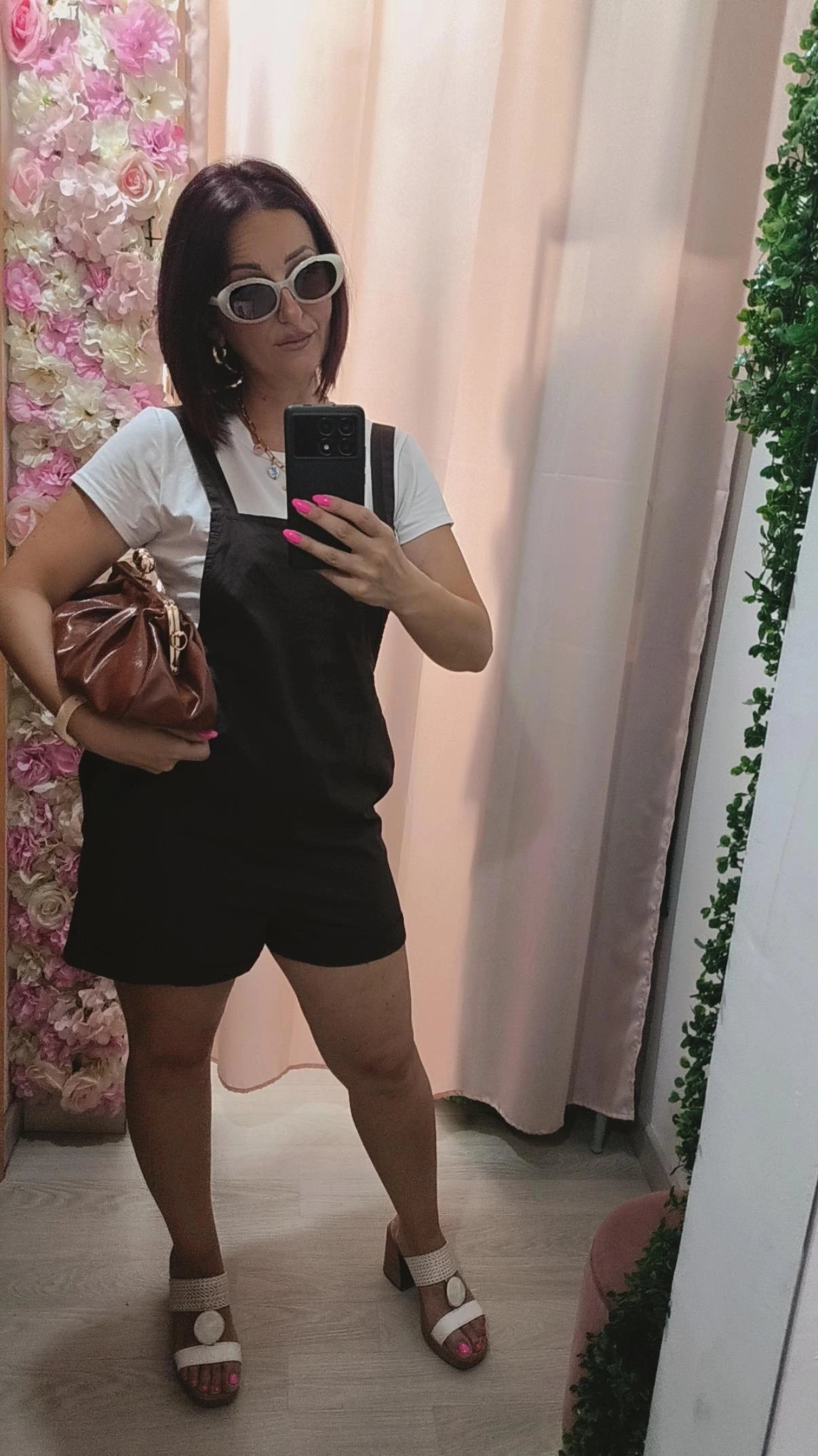 Salopette con T-shirt Bianca – Cammello & Cioccolato