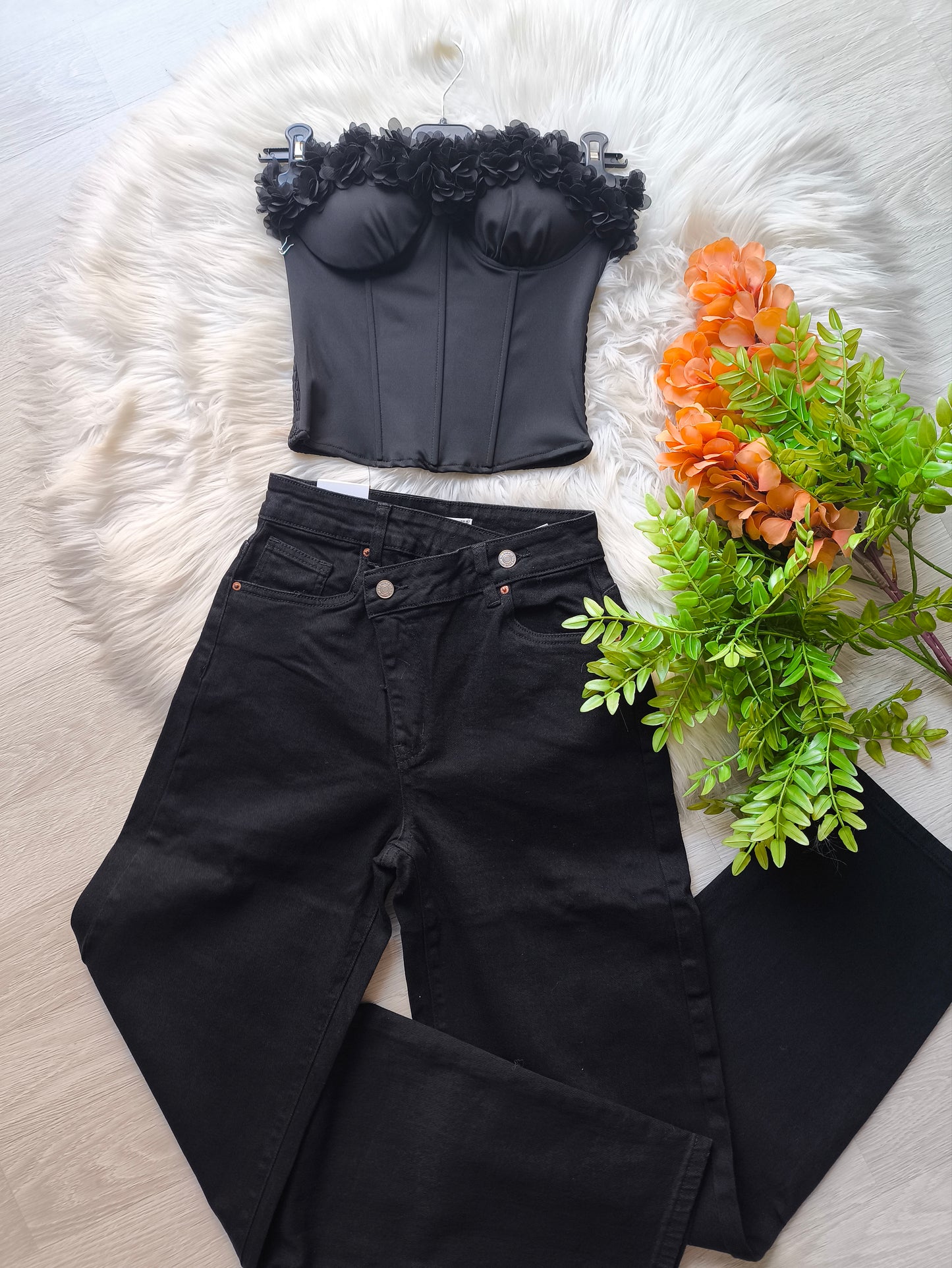 Corsetto nero con fiori in rilievo