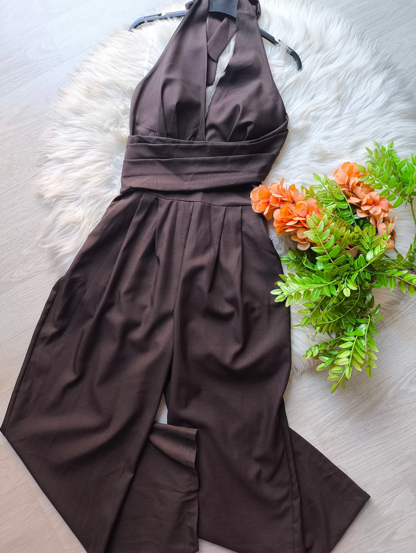 Tuta Lunga Marrone con Scollo Halter e Vita Fasciata